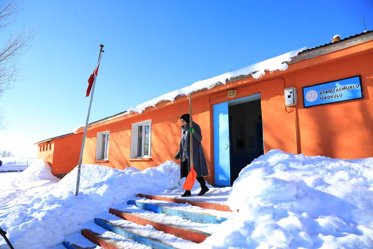 Bingöl’de Emine öğretmen dağ köyündeki okulu sıcak yuvaya dönüştürdü