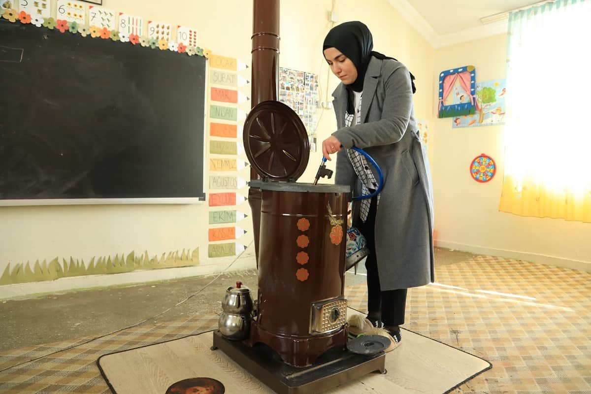 Bingöl’de Emine öğretmen dağ köyündeki okulu sıcak yuvaya dönüştürdü